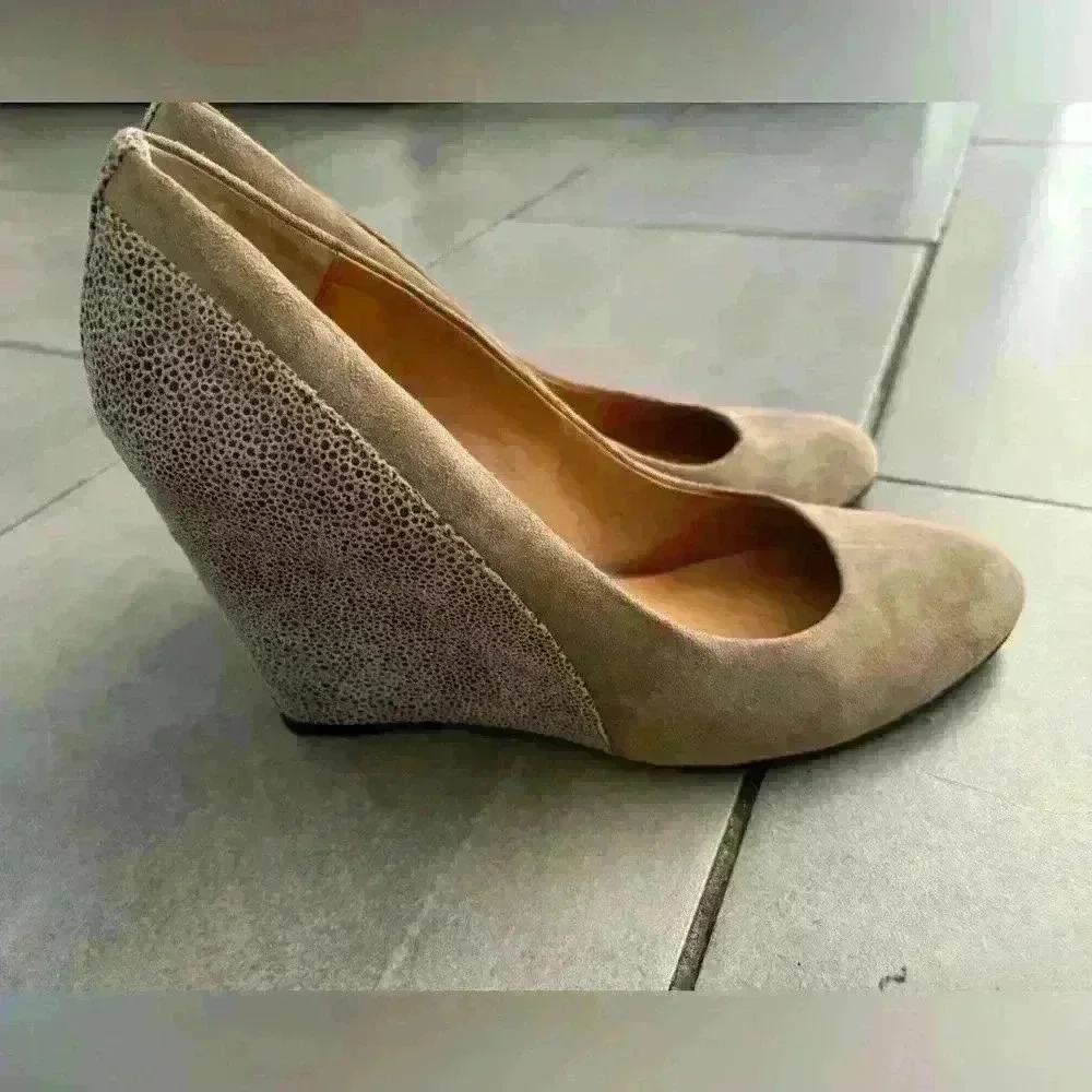 Audrey Brooke Daphne Khaki Tan Brown Leather Lizard Print Wedge Heel Shoe Sz 9